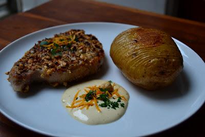 Arista in crosta di nocciole con “baked potato” ed emulsione all'olio di nocciole e limone.