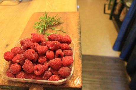 Tris di sorbetti alla mela verde e salvia, lamponi e rosmarino, pompelmo rosa e zafferano