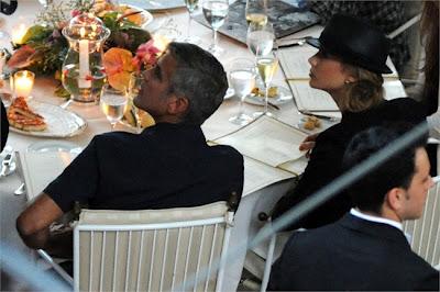 George Clooney a Villa D'Este con Stacy Keibler e un cappello in testa