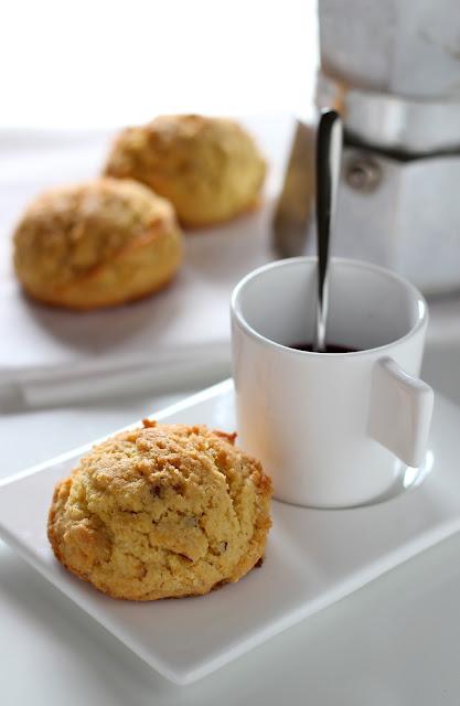 Frollini di riso, noci e cioccolato bianco