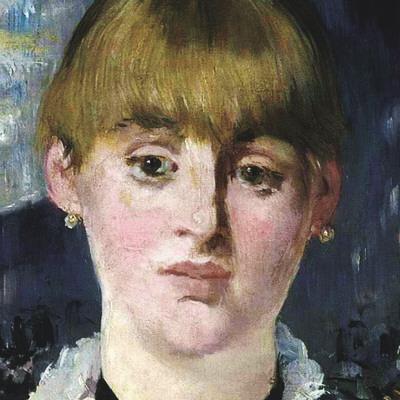 Eduard Manet, Un bar aux Folie-Berger Qui invece la donna è perfettamente frontale, nessun mistero e nessun nascondimento.ma il suo sguardo, vacuo e triste, non guarda verso l’osservatore: si perde nei suoi propri pensieri e anche lo specchio dietro di lei, con i giochi di rimandi e di scoperta di cosa sta al di là, contribuisce ad aumentare il senso di indefinitezza dell’immagine e del “fermo immagine”.    Per esempio è lei, il suo riflesso, quello della donna di spalle, sulla destra del quadro, che parla con l’avventore con i baffi?Oppure la bionda barista frontale è solo un’apparizione, un ectoplasma, che si guarda vivere, che riflette sulla se stessa voltata di spalle, che riflette sul suo destino nel mentre che accade?   