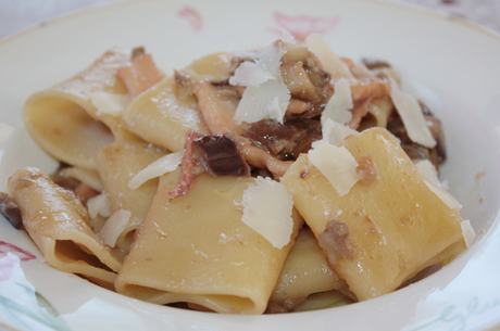 Schiaffoni con calamari, melanzane e scaglie di pecorino