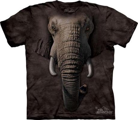 T-shirt con illustrazioni realistiche di animali
