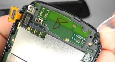 Procedura per disassemblare il Lumia 610.