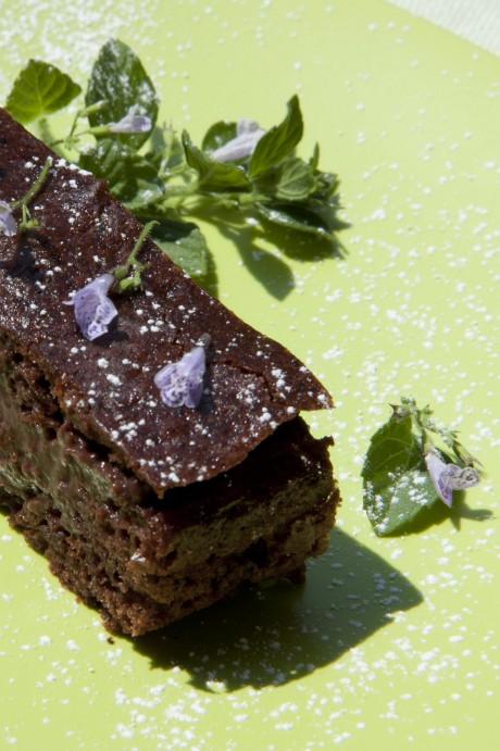 Torta ripiena con fiori di menta e monologo