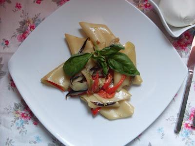 paccheri con tagliata di verdure e mozzarella di bufala