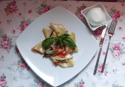 paccheri con tagliata di verdure e mozzarella di bufala