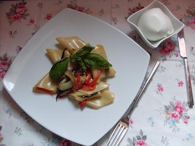 paccheri con tagliata di verdure e mozzarella di bufala