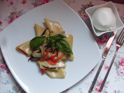 paccheri con tagliata di verdure e mozzarella di bufala