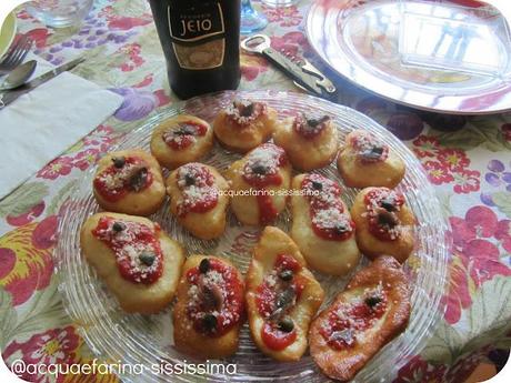 ...pizzelle fritte con pomodoro, parmigiano reggiano, alici e capperi...