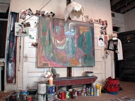 studio di un artista con quadro appeso e strumenti di lavoro