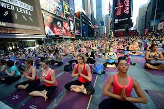 Times Square, in 14 mila salutano il solstizio con lo yoga