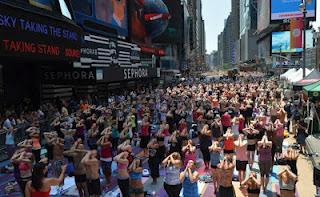 Times Square, in 14 mila salutano il solstizio con lo yoga