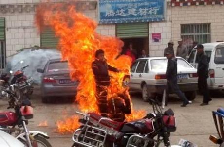 http://gulfnews.com/polopoly_fs/two-tibetans-hold-tibetan-independence-flags-as-they-set-themselves-alight-in-china-1.1038764!image/4155682439.jpg_gen/derivatives/box_475/4155682439.jpg