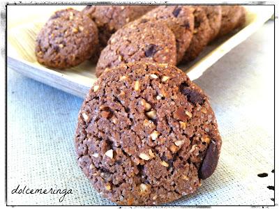 BISCOTTI CACAO, NOCCIOLE E PANNA