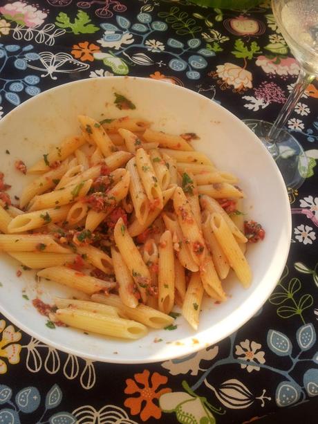 Pesto estivo da mangiare in terrazza