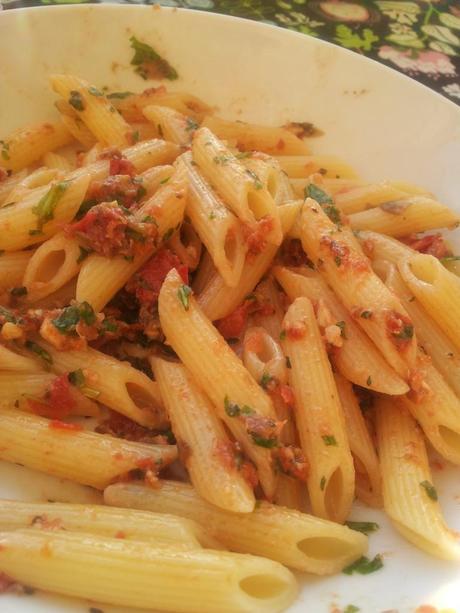 Pesto estivo da mangiare in terrazza