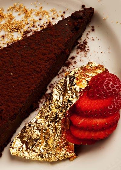 Torta al cioccolato con fiocchi e polvere d'oro 23 kt