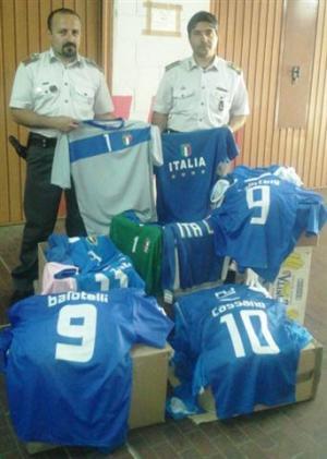 Avellino : sequestrati dalla Guardia di Finanza falsi gadget della nazionale Italiana di calcio.