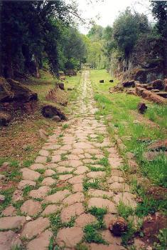 passeggiata archeologica, yoga all'aperto, musica dal vivo, pranzo con prodotti locali e ricette etrusche e arabe!