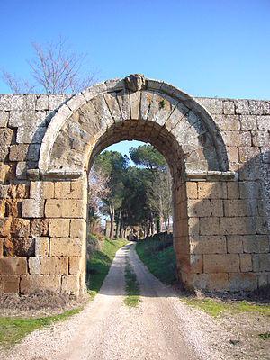 passeggiata archeologica, yoga all'aperto, musica dal vivo, pranzo con prodotti locali e ricette etrusche e arabe!