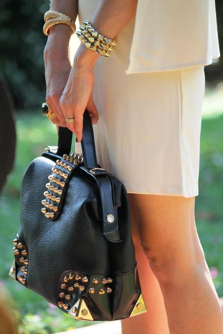 Abito mantella e borchie / cape dress and studded bag