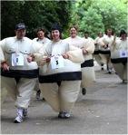 La corsa dei lottatori di sumo: