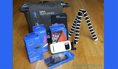 Un ricco set di accessori per il Nokia 808 PureView