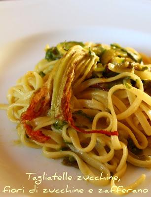 Tagliatelle con zucchine, fiori di zucchine e zafferano