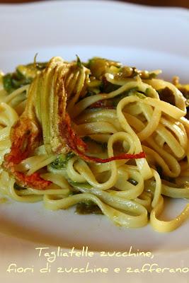 Tagliatelle con zucchine, fiori di zucchine e zafferano