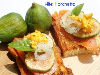 BRUSCHETTE CON FICHI E SALMONE