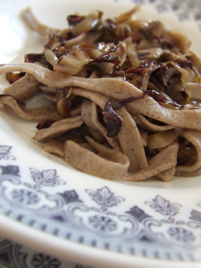 Tagliatelle piselli e radicchio