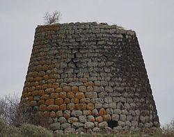 Berlusconi si costruisce un nuraghe per le sue feste e spettacoli