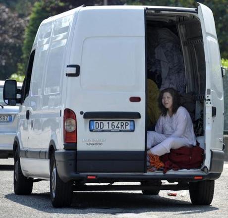 Gli abitanti di Mirandola dormono in strada (LaPresse) 