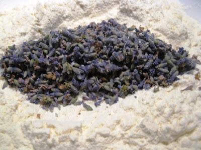 La lavanda è ormai secca..facciamo allora I  biscottini alla lavanda!!