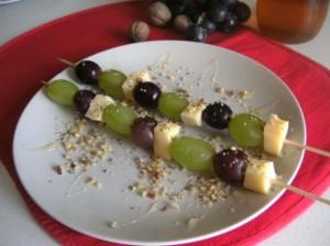 Spiedini con formaggio e uva
