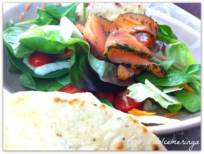 INSALATA CON SALMONE ALL'ANETO E PANE SENZA LIEVITO NE OLIO