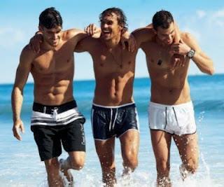 Al mare soltanto in boxer, ma sopra il ginocchio! Al mare soltanto in boxer, ma sopra il ginocchio!