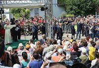 Il papa in visita ai terremotati e le tende da spostare: le diverse facce della realtà