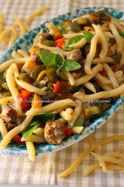 INSALATA DI PASTA FREDDA CON PEPERONI, BASILICO E POLPETTINE AL FORNO