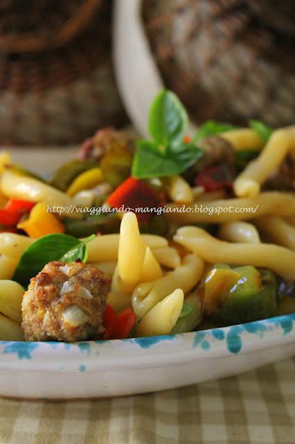 INSALATA DI PASTA FREDDA CON PEPERONI, BASILICO E POLPETTINE AL FORNO