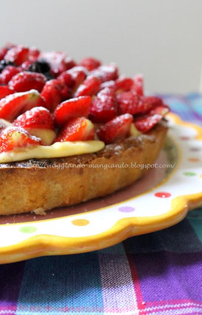 CROSTATA CON CREMA PASTICCERA E FRAGOLE