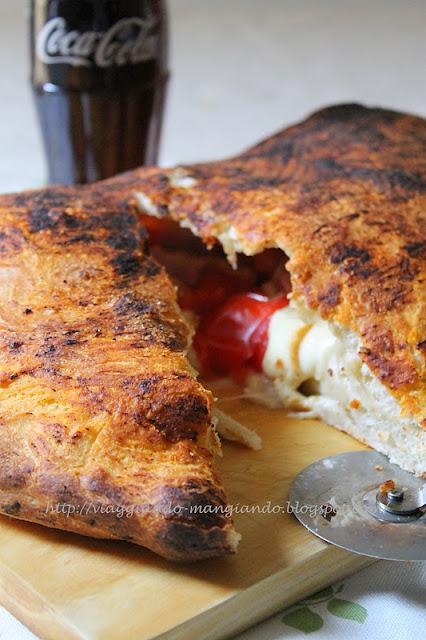 CALZONE RIPIENO DI SCAMORZA AFFUMICATA, POMODORINI E SPECK