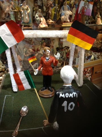 Europei, Germania - Italia: Monti e Merkel sfida ai rigori...nel presepe