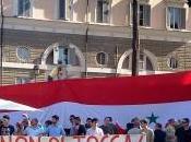 Scendono piazza italiani Assad
