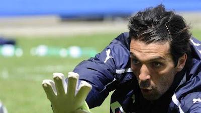 Italia-Germania: Balotelli goal, Gianluigi Buffon e le forcine da chignon