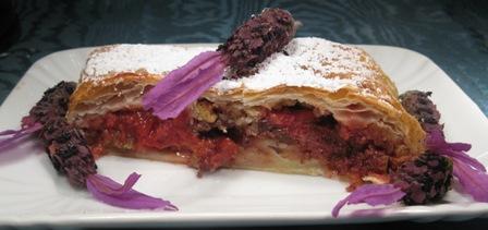 Con le ultime fragole prepariamo uno...Strudel lungo come un tir!!!