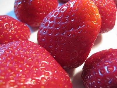 Con le ultime fragole prepariamo uno...Strudel lungo come un tir!!!