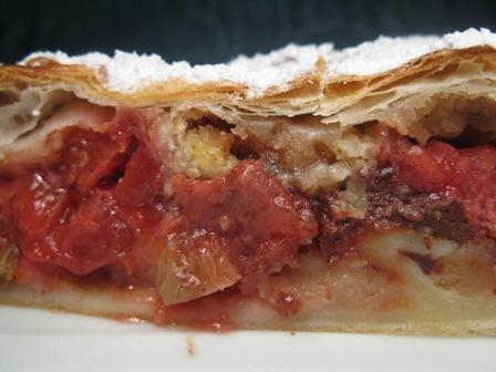 Con le ultime fragole prepariamo uno...Strudel lungo come un tir!!!