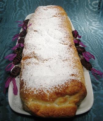 Con le ultime fragole prepariamo uno...Strudel lungo come un tir!!!